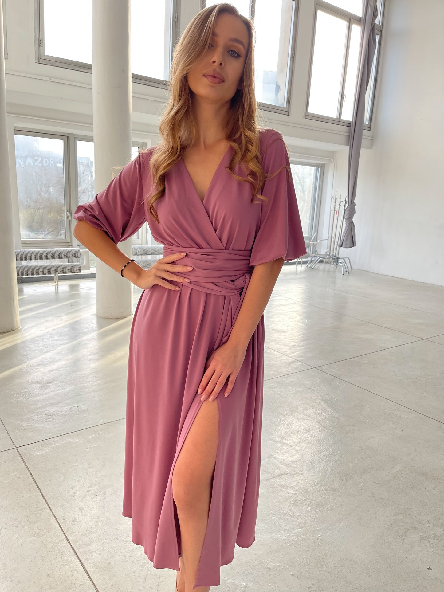 Rozkloszowana sukienka na wesele midi w kolorze brudnego różu z szerokim pasem  id:2035