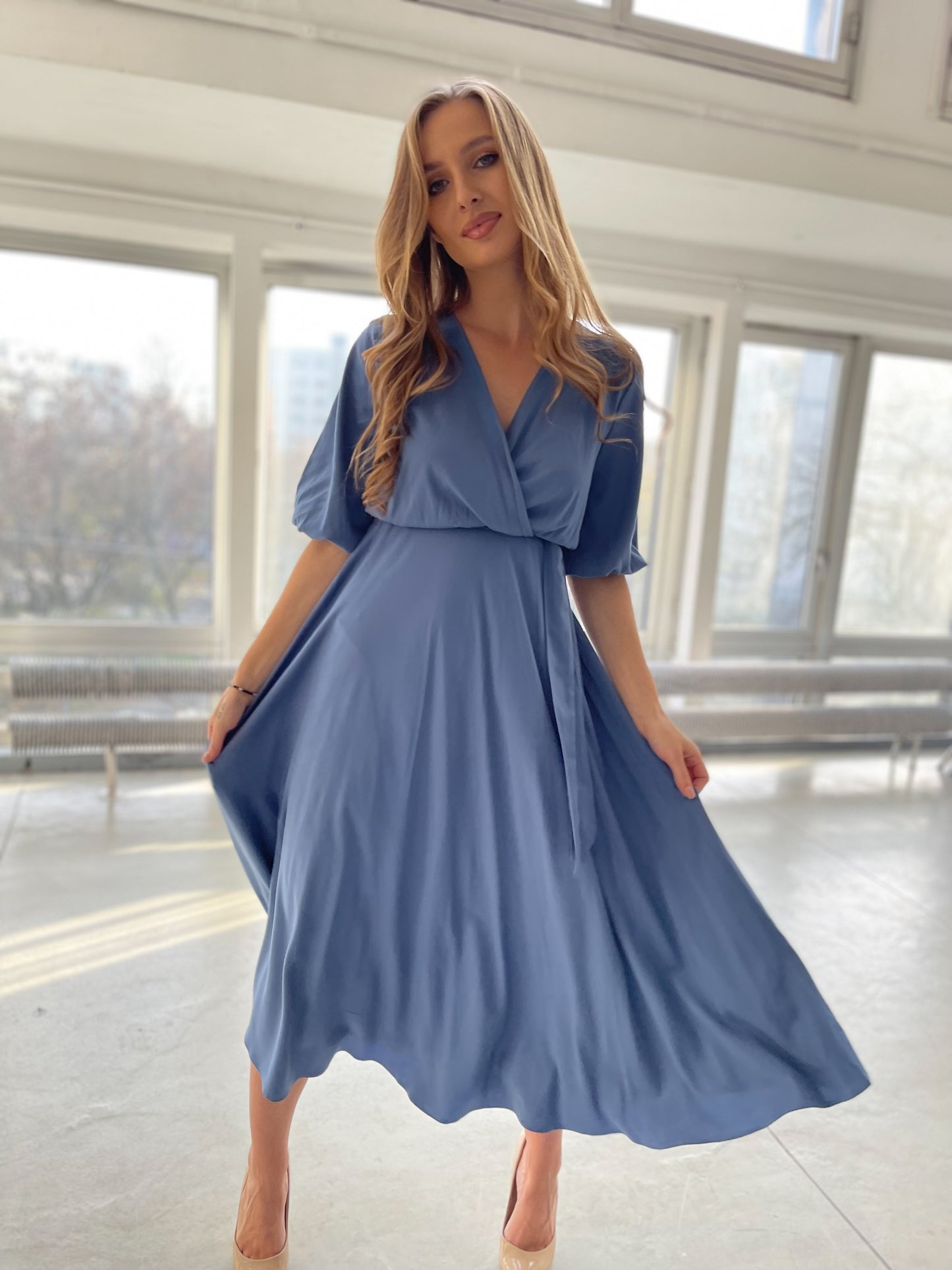 Sukienka na wesele niebieska midi z wiskozy z bufiastymi rękawami id:2034