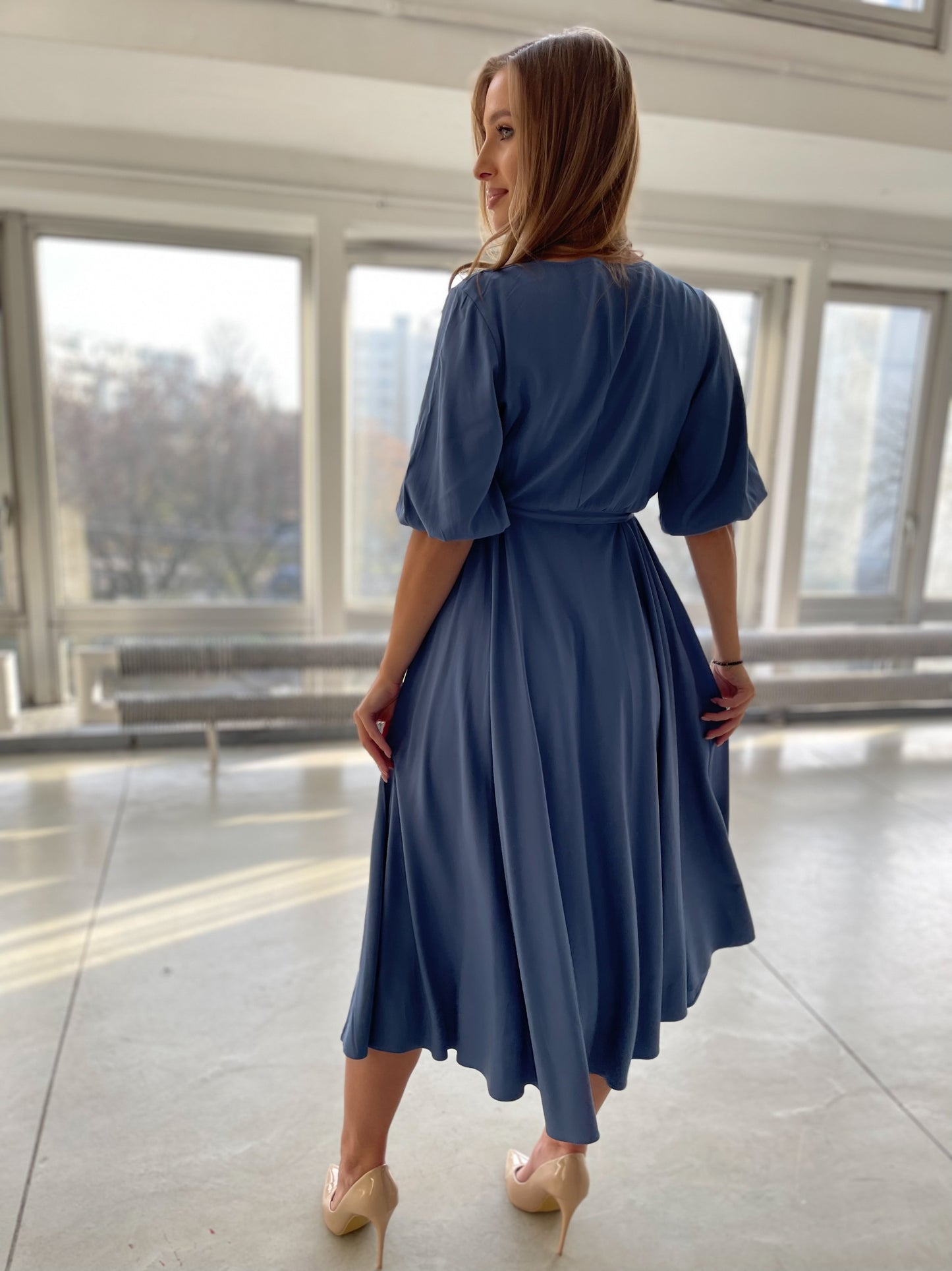 Sukienka na wesele niebieska midi z wiskozy z bufiastymi rękawami id:2034