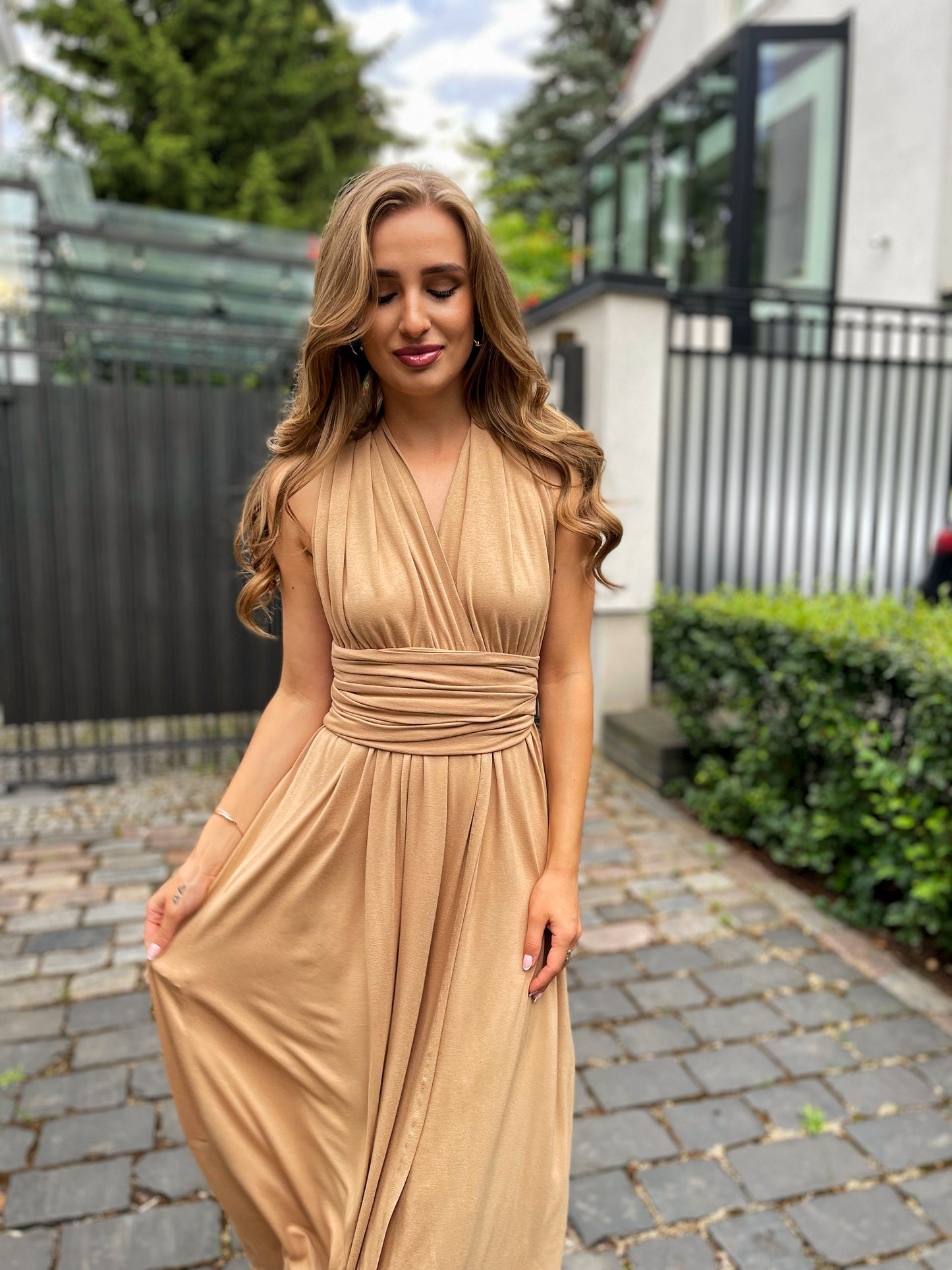 Sukienka beżowa multiway dla druhen na wesele wiązana na wiele sposobów z wiskozy id:2045