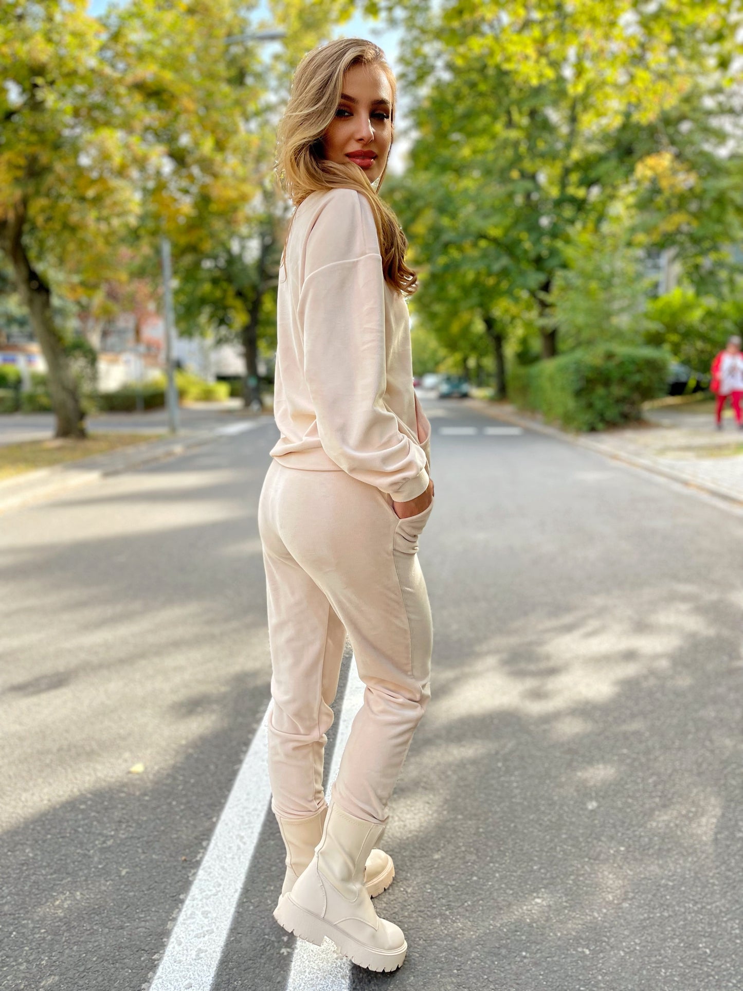 Beżowy welurowy komplet dresowy z bluzą kangurką id:738