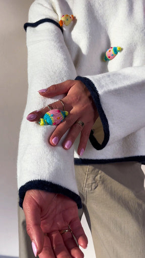 Biały sweter z ażurowymi cukierkami id:1540