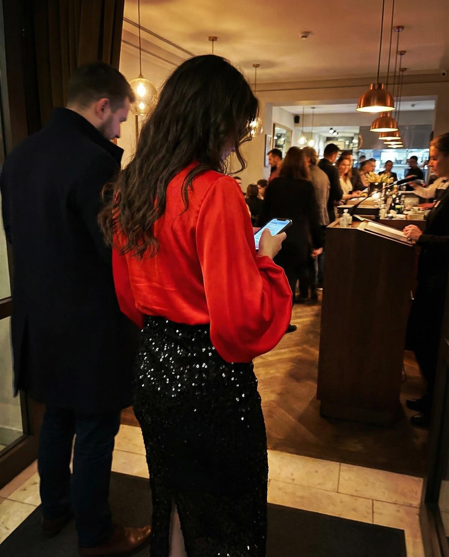 Sukienka midi z czerwoną satyną i rękawami oversize i cekinową czarną spódnicą id:2302