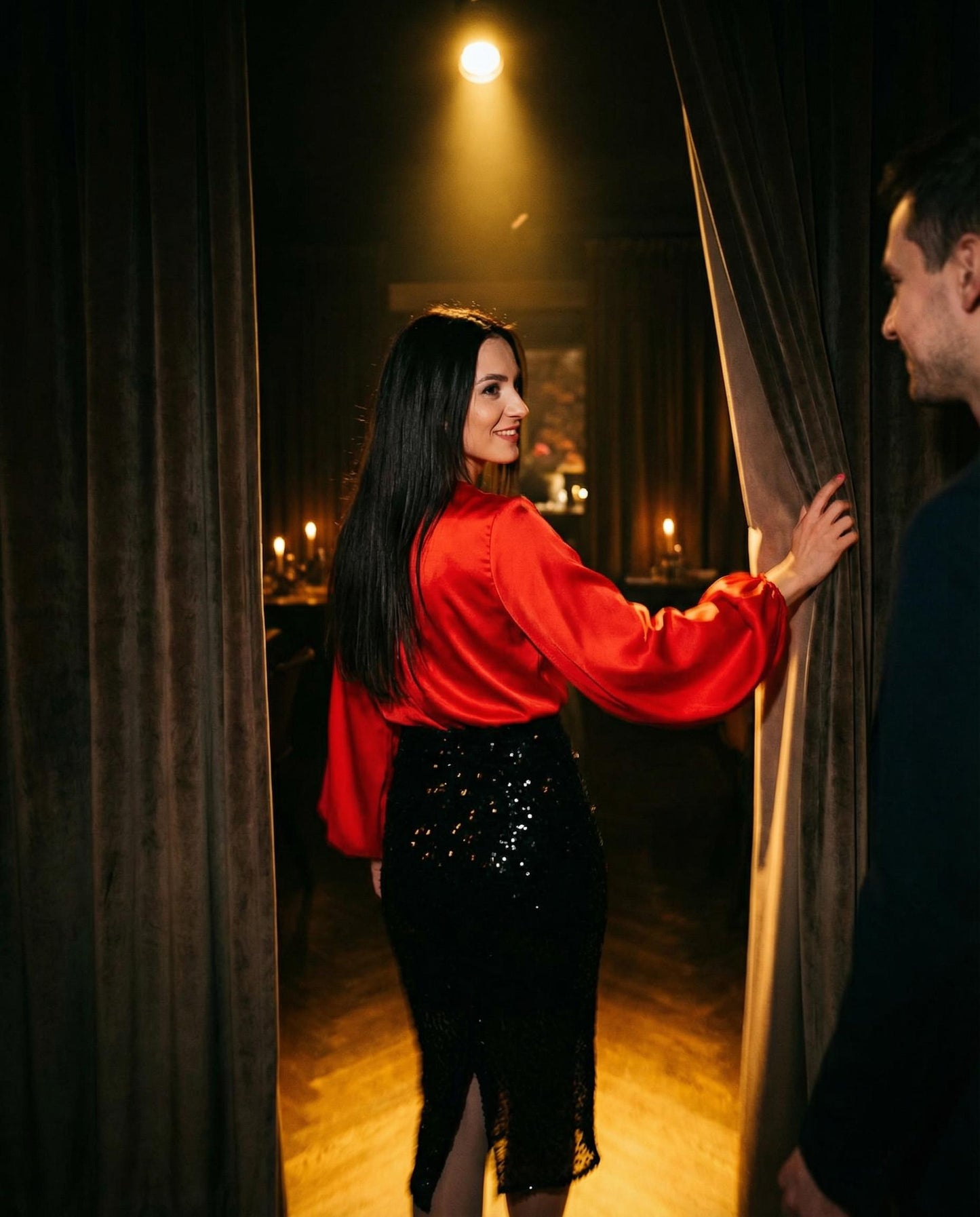 Sukienka midi z czerwoną satyną i rękawami oversize i cekinową czarną spódnicą id:2302