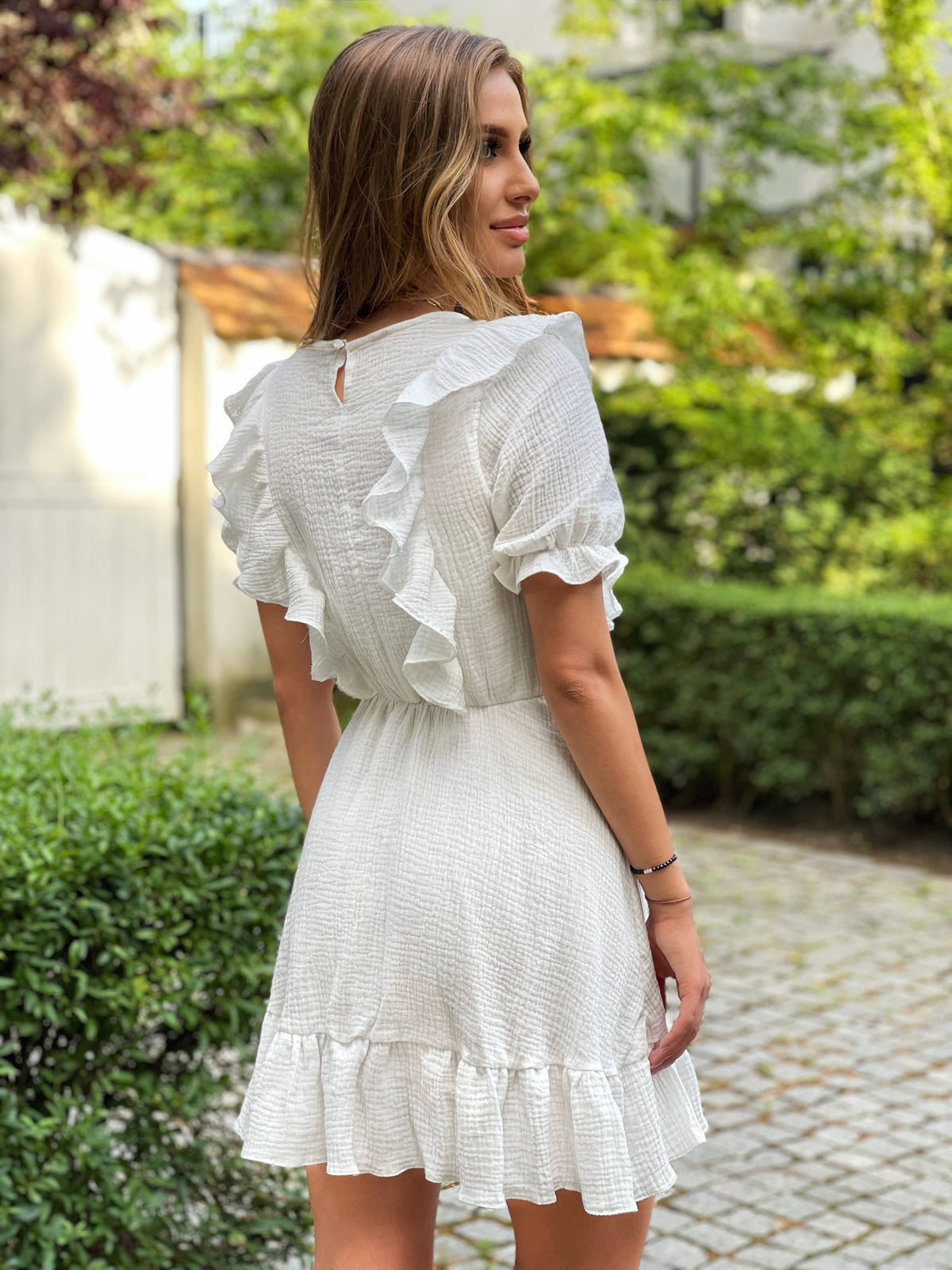 Biała bawełniana muślinowa sukienka mini z ozdobną falbaną id:1300