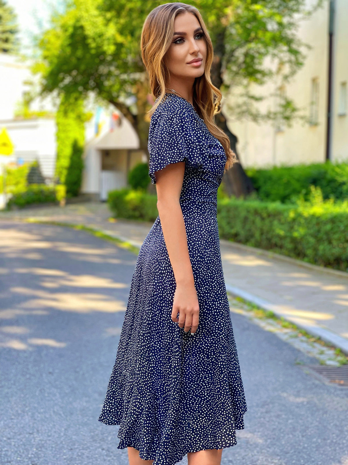 Granatowa sukienka midi z wiskozy w kropeczki z asymetryczną spódnicą id:1306