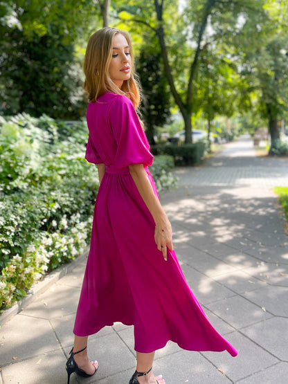 Fuksjowa sukienka na wesele z satyny - midi z bufiastymi rękawami id:1505