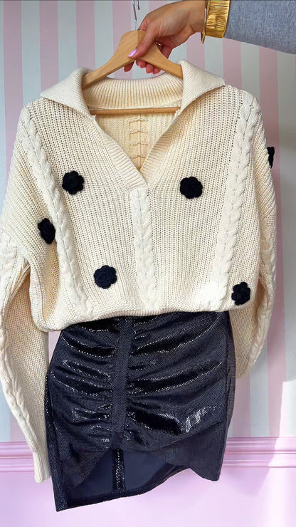 Bezowy bawełniany sweter z czarnymi różami i kołnierzem id:1653