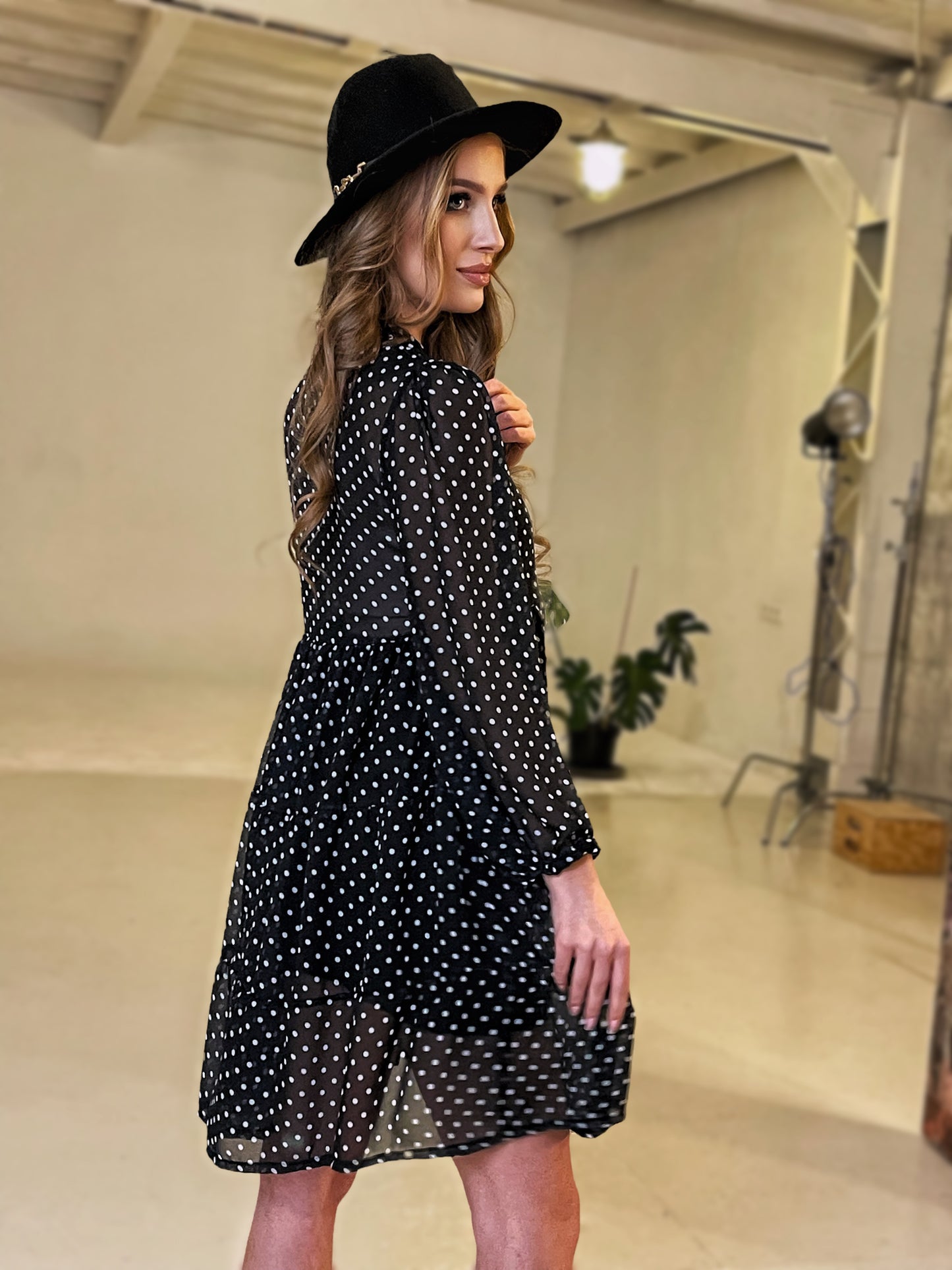 Czarna sukienka mini oversize z szyfonu w białe kropki id:1853