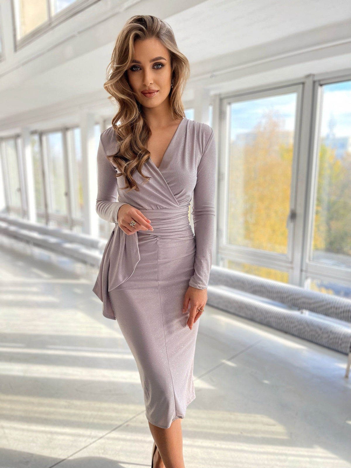 Dopasowana  beżowa sukienka midi z brokatem id:211