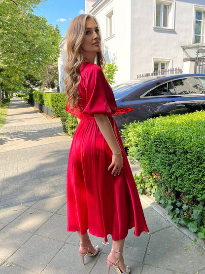 Satynowa sukienka na wesele czerwona midi rozkloszowana z połyskiem z bufiastymi rękawami id:320