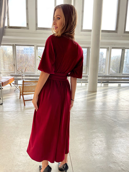 Okolicznościowa sukienka na wesele bordowa rozkloszowana midi z szerokim pasem i bufkami id:49