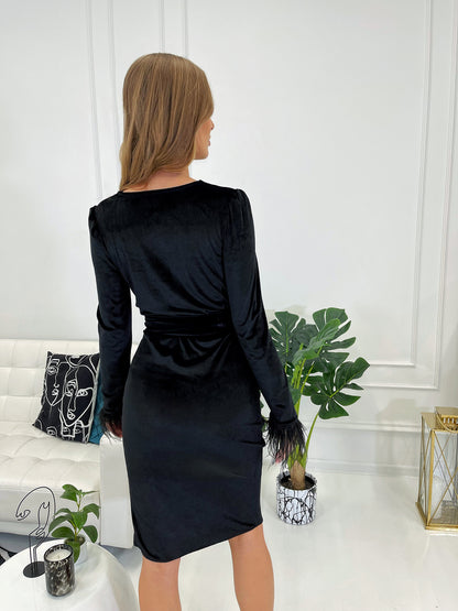 Świąteczna czarna sukienka midi z weluru z piórami na rękawach  id:56