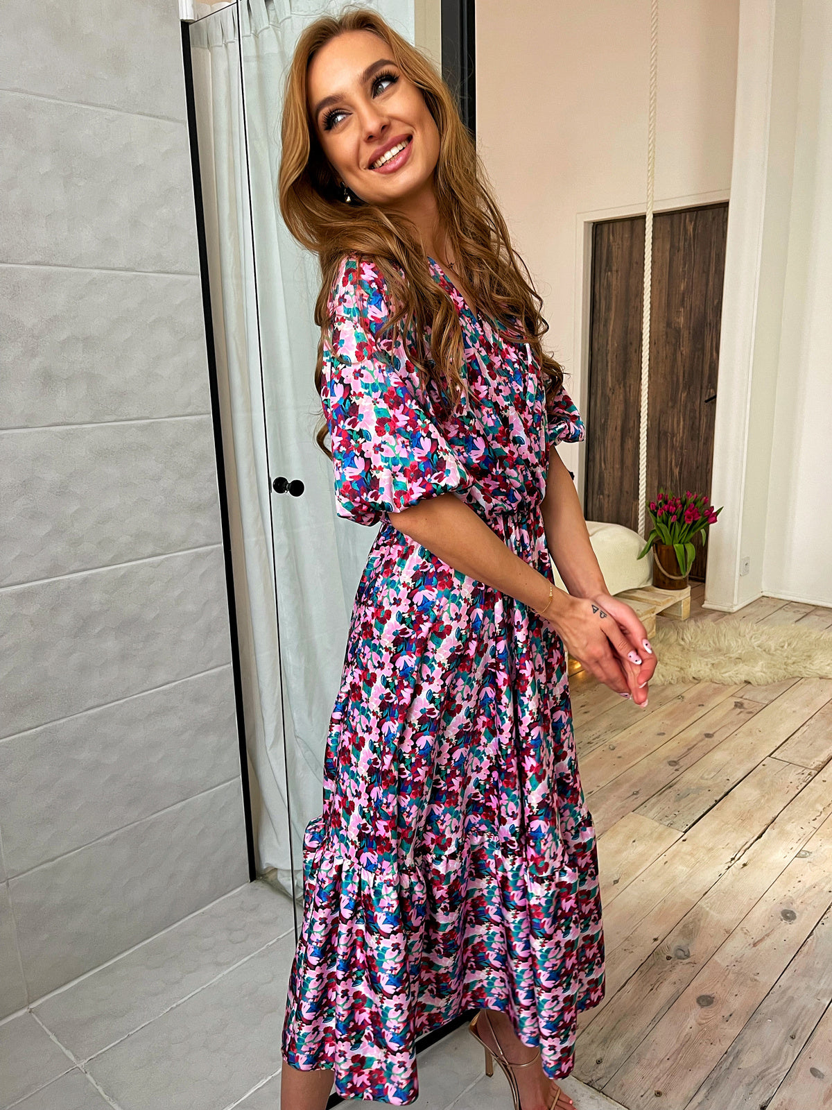 Satynowa sukienka maxi w gęste kwiatki z bufiastymi rękawami id:979