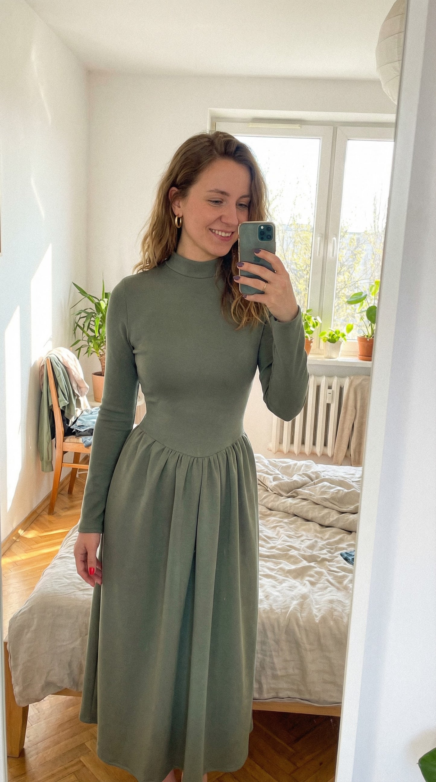 Oliwkowa sukienka midi z długim rękawem i wiązaniem id:2301