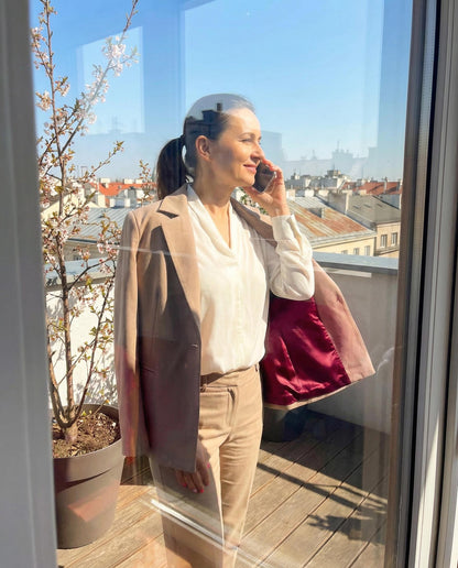 Beżowa marynarka z paskiem i wiśniową podszewką id:2299A