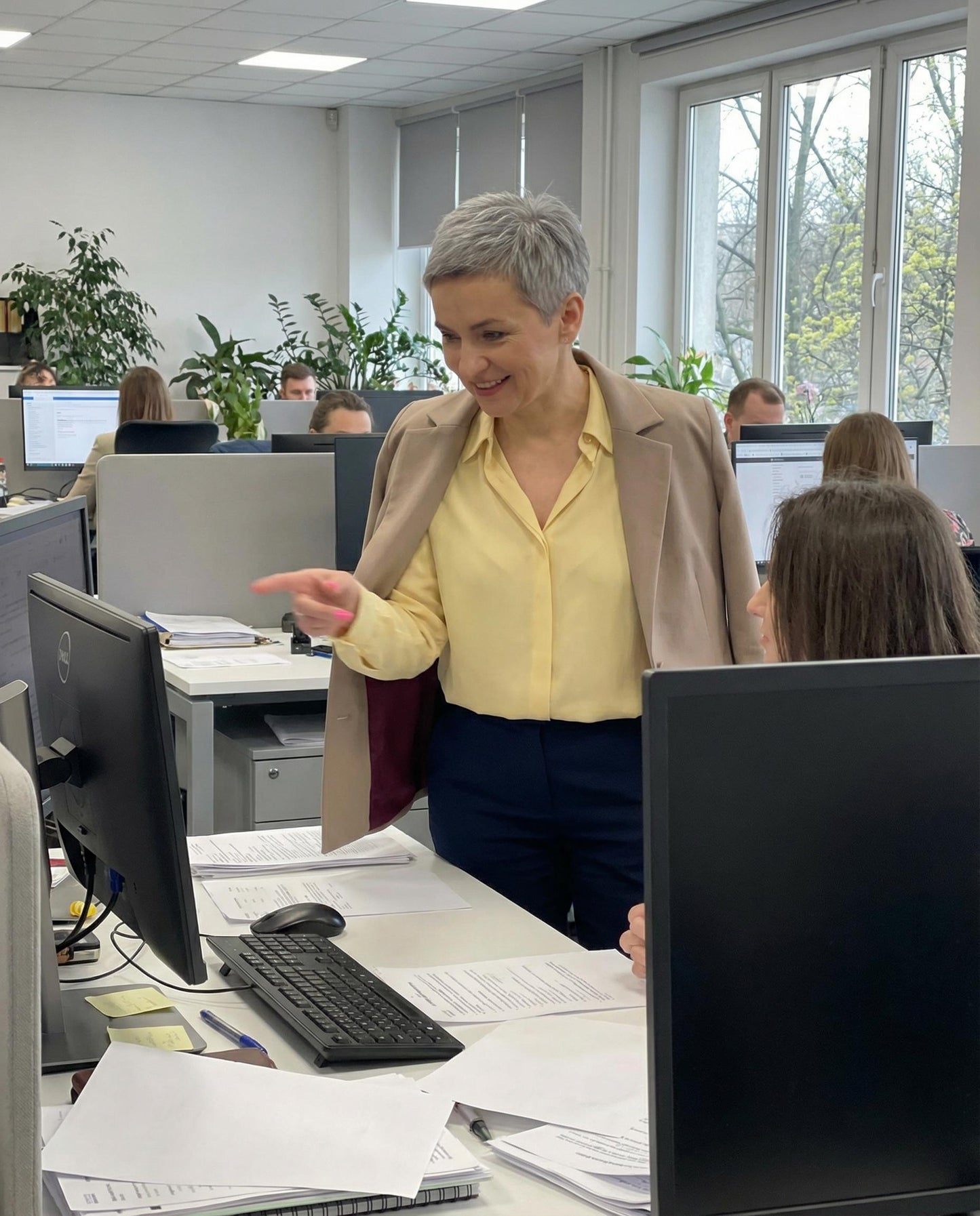 Beżowa marynarka z paskiem i wiśniową podszewką id:2299A