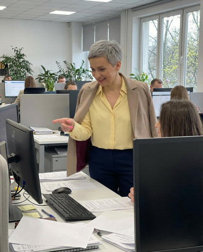 Beżowa marynarka z paskiem i wiśniową podszewką id:2299A