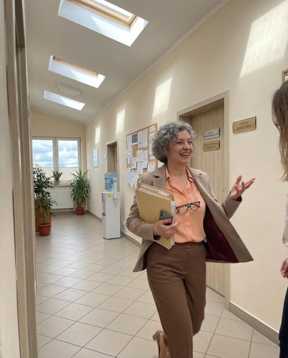 Beżowa marynarka z paskiem i wiśniową podszewką id:2299A