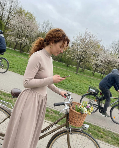 Beżowa sukienka midi z długim rękawem i wiązaniem id:2300