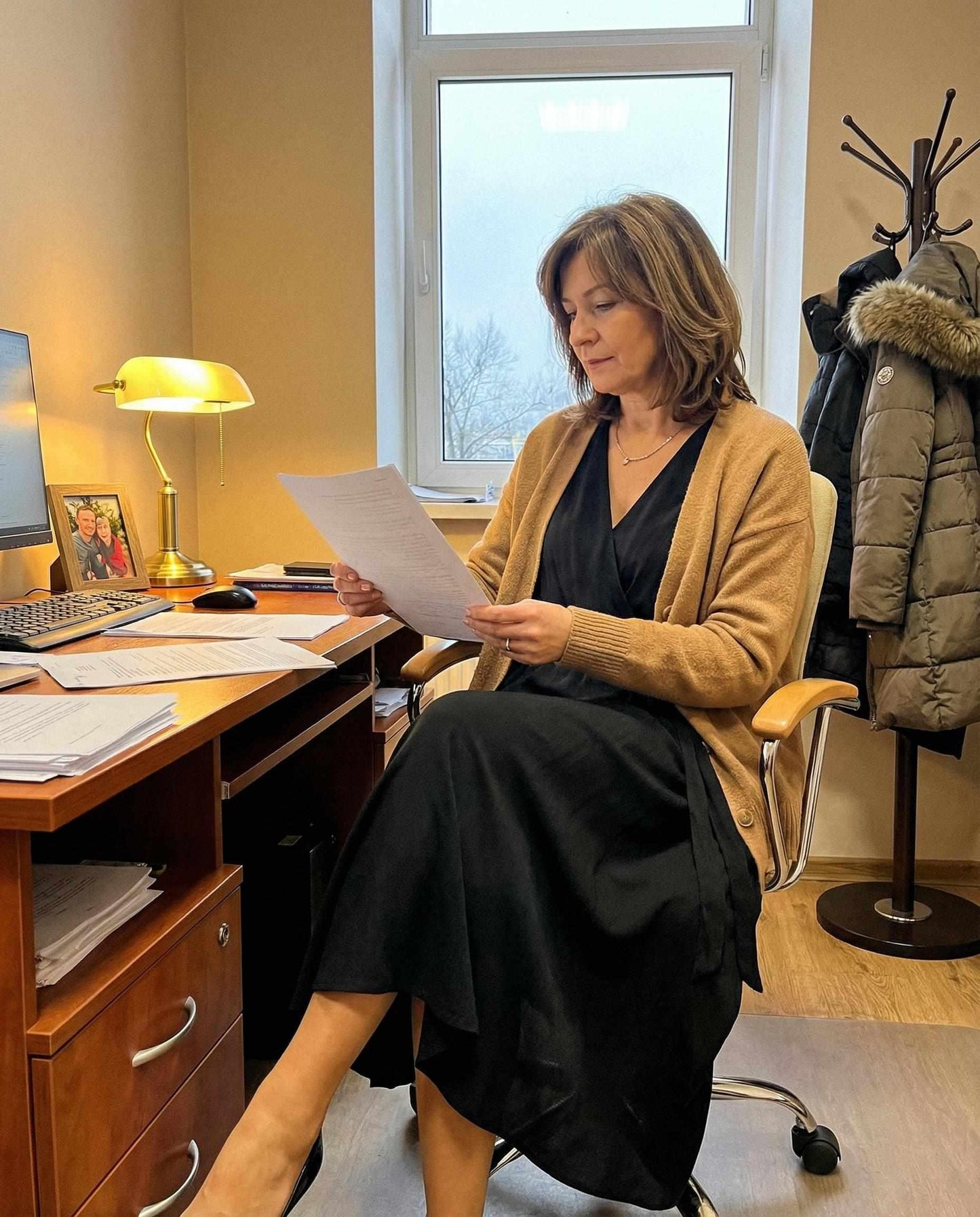 Czarna sukienka elegancka rozkloszowana z wiskozy z bufiastymi rękawami id:962A