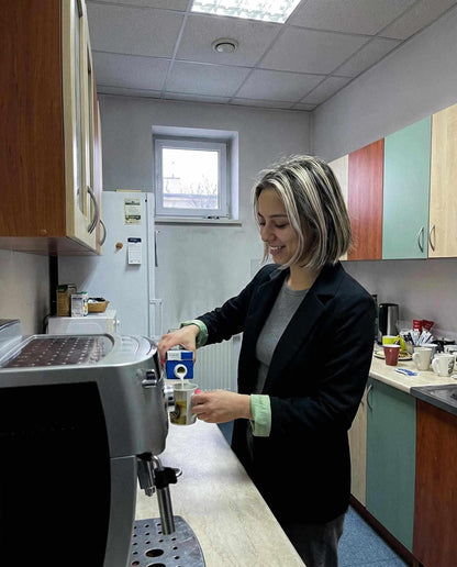 Czarna marynarka z paskiem i pistacjową satynową podszewką id:2300