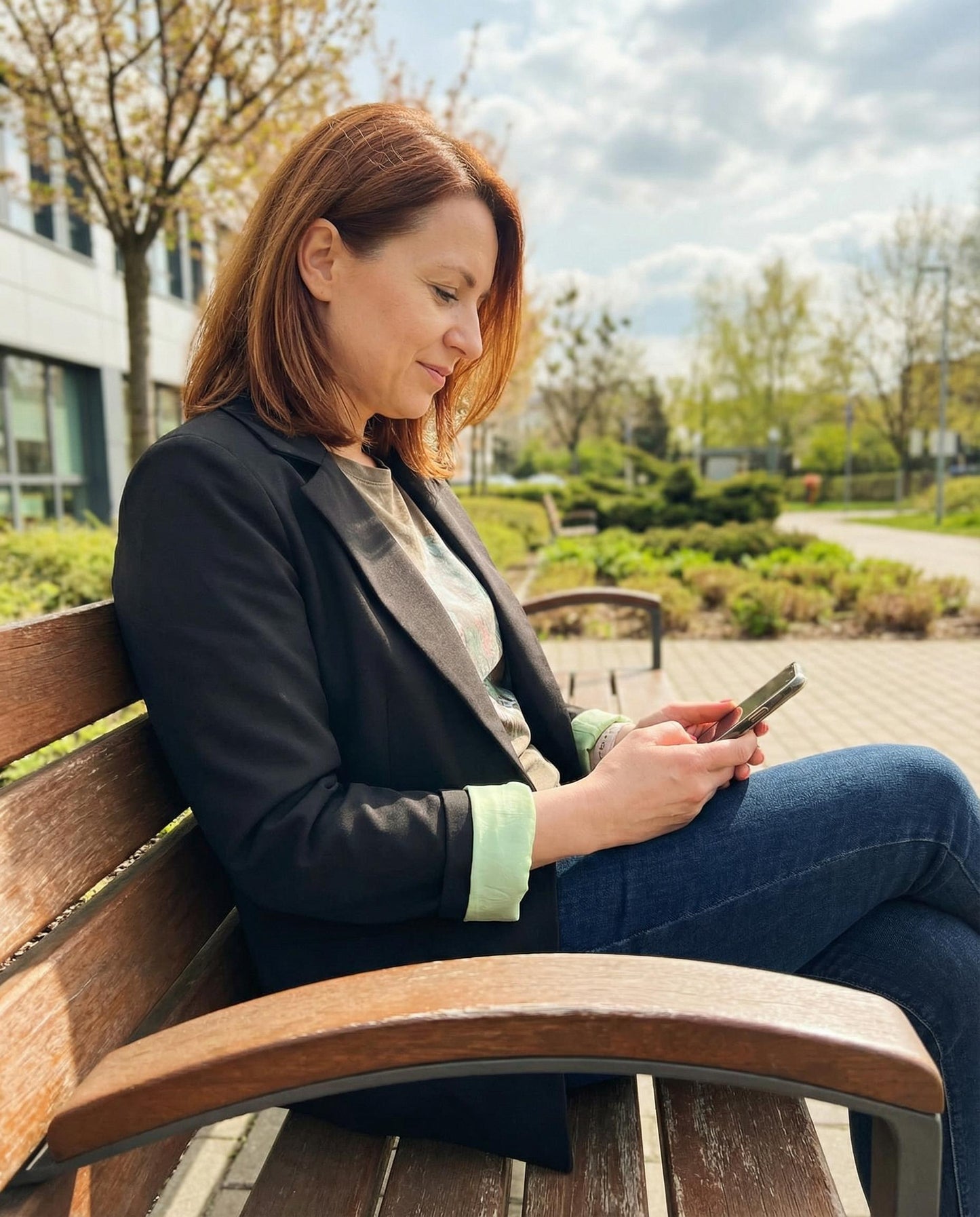 Czarna marynarka z paskiem i pistacjową satynową podszewką id:2300