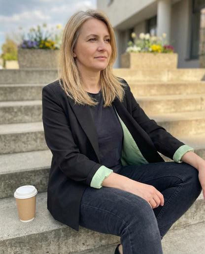 Czarna marynarka z paskiem i pistacjową satynową podszewką id:2300