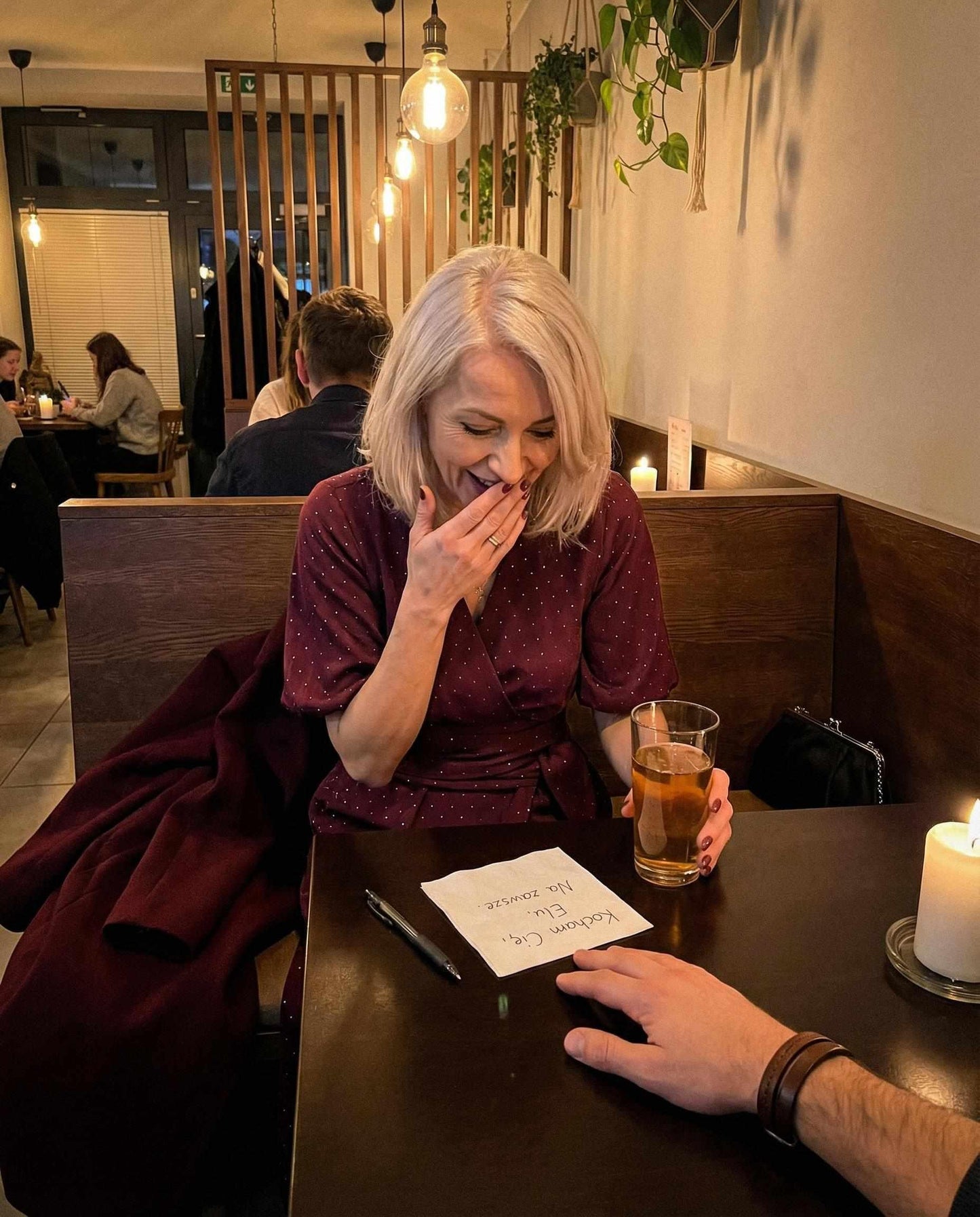 Bordowa rozkloszowana sukienka midi z kryształkami szerokim pasem i bufkami id:2272