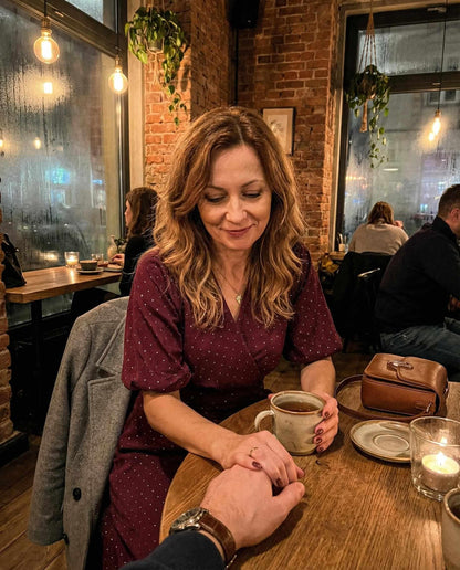 Bordowa rozkloszowana sukienka midi z kryształkami szerokim pasem i bufkami id:2272