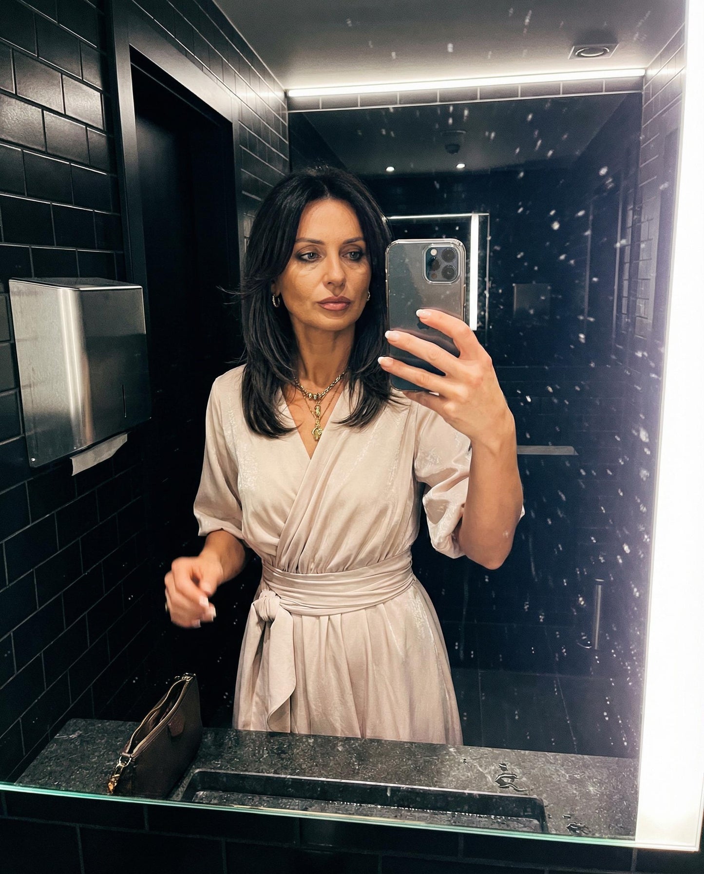 Elegancka rozkloszowana sukienka beżowa z brokatem i rozporkiem na nogę id:2178A