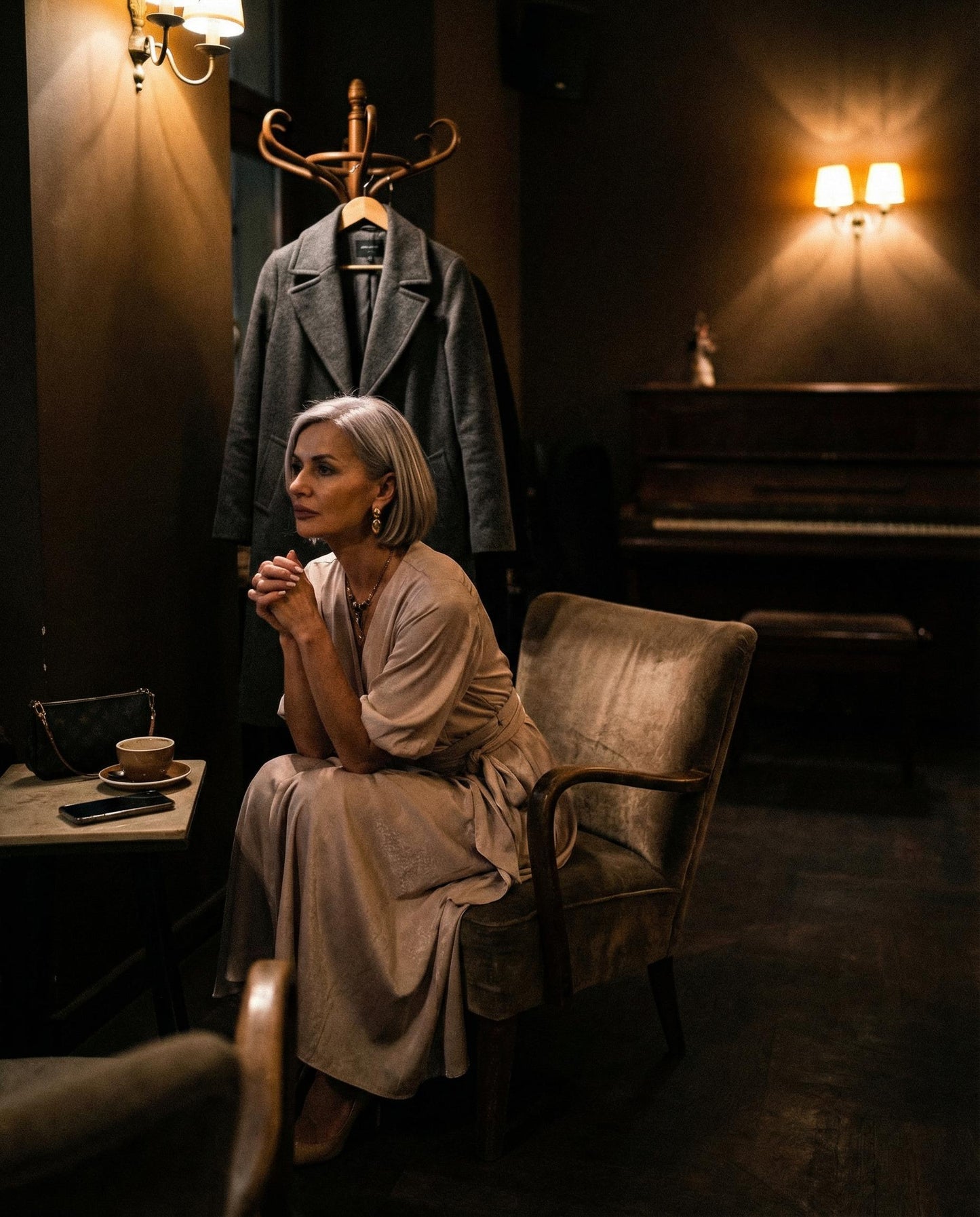 Elegancka rozkloszowana sukienka beżowa z brokatem i rozporkiem na nogę id:2178A