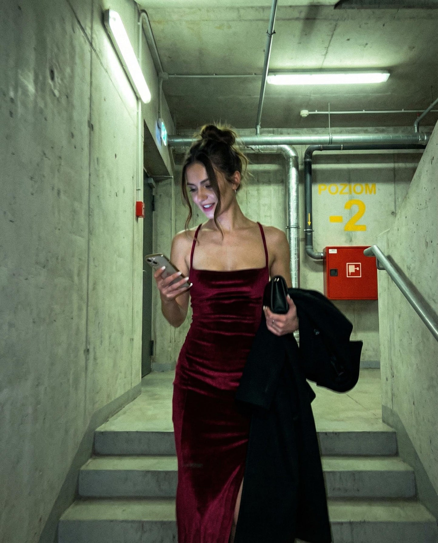 Burgundowa welurowa sukienka wieczorowa z odkrytymi plecami i wiązaniem id:1795