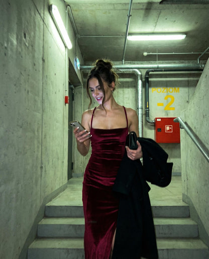 Burgundowa welurowa sukienka wieczorowa z odkrytymi plecami i wiązaniem id:1795