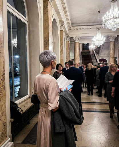 Elegancka rozkloszowana sukienka beżowa z brokatem i rozporkiem na nogę id:2178A