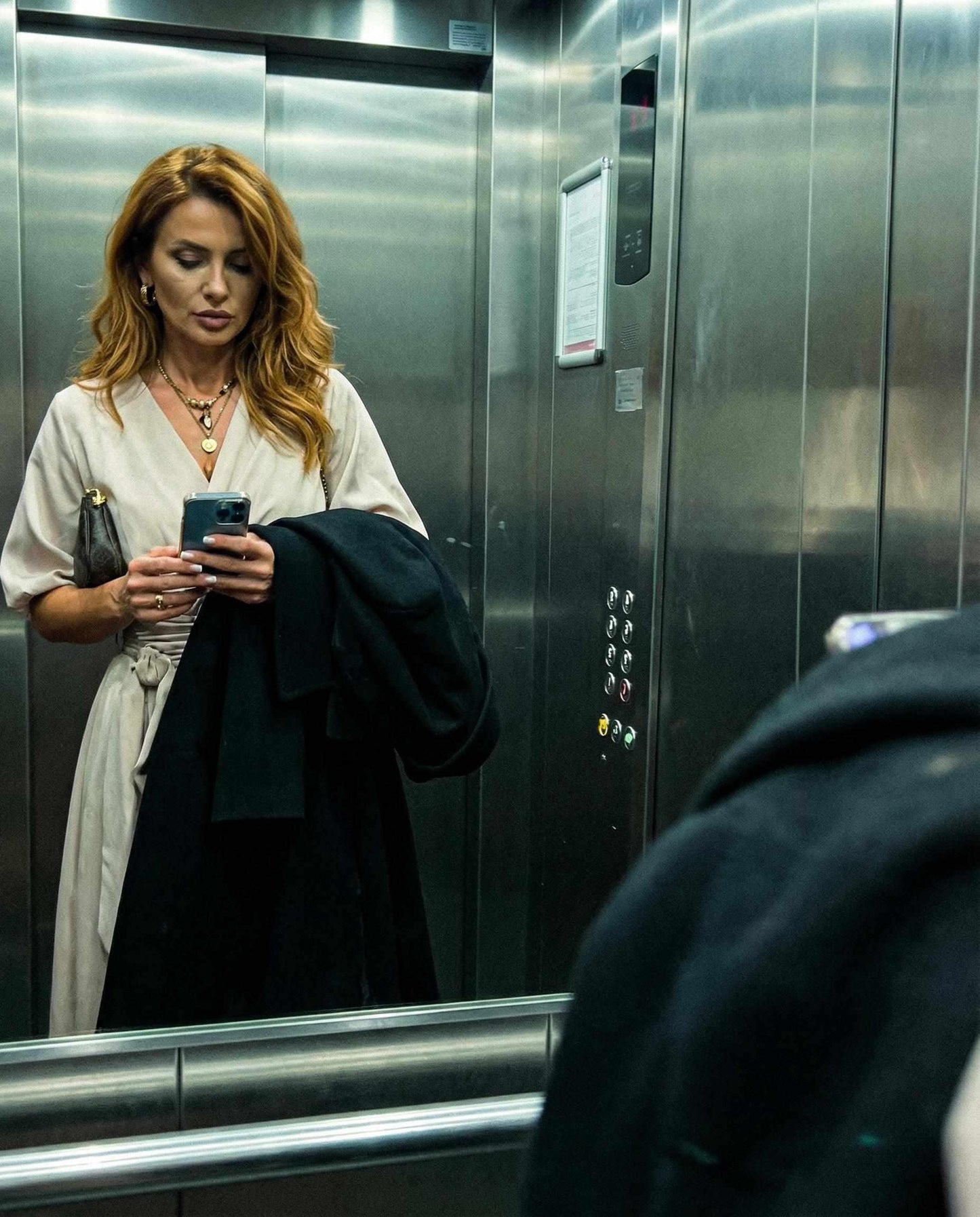 Elegancka rozkloszowana sukienka beżowa z brokatem i rozporkiem na nogę id:2178A