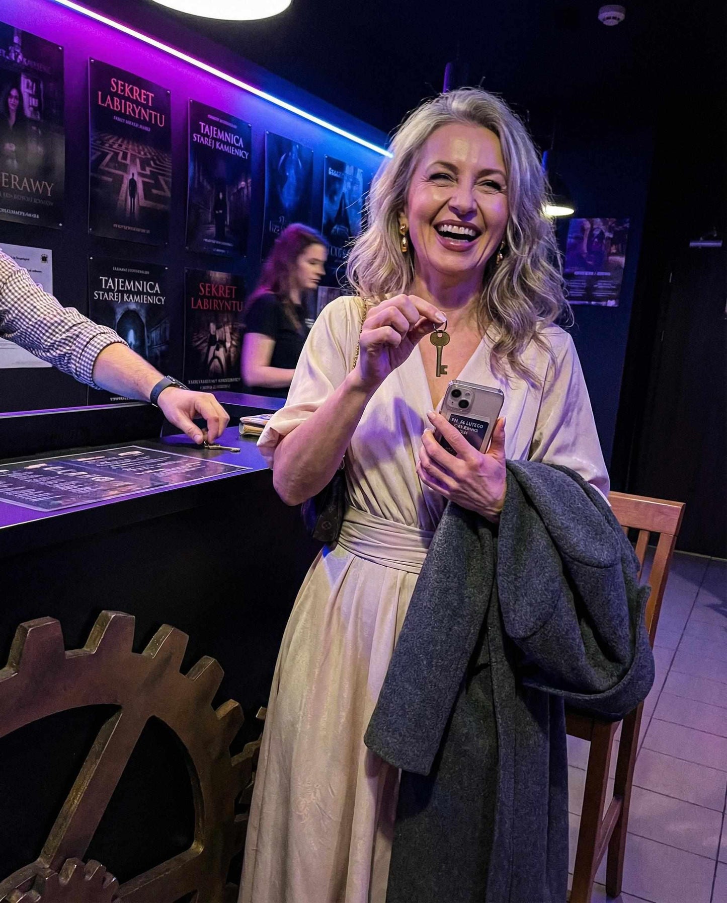 Elegancka rozkloszowana sukienka beżowa z brokatem i rozporkiem na nogę id:2178A