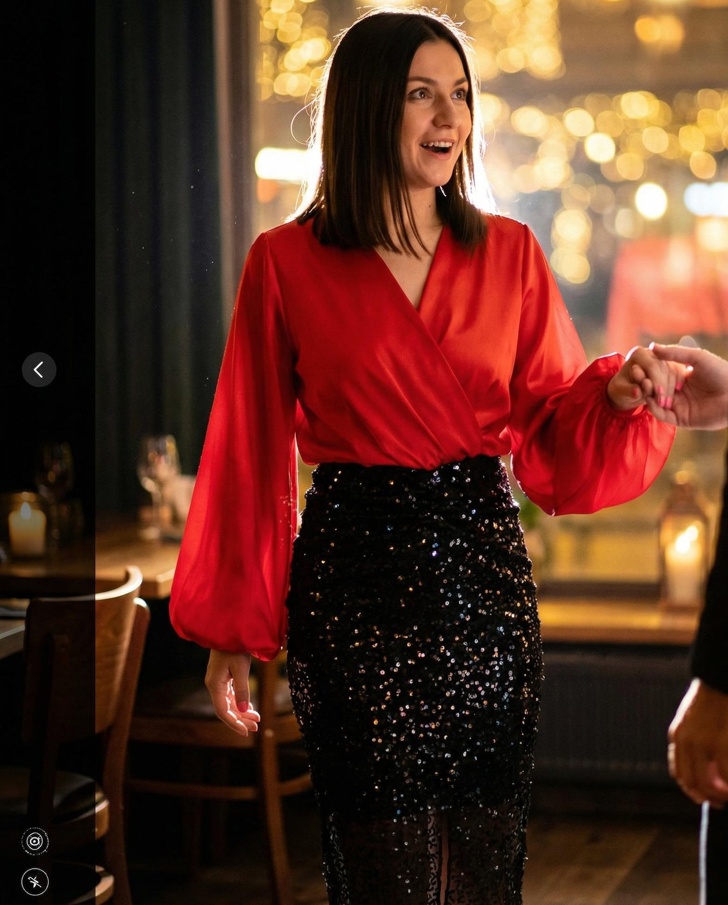 Sukienka midi z czerwoną satyną i rękawami oversize i cekinową czarną spódnicą id:2302