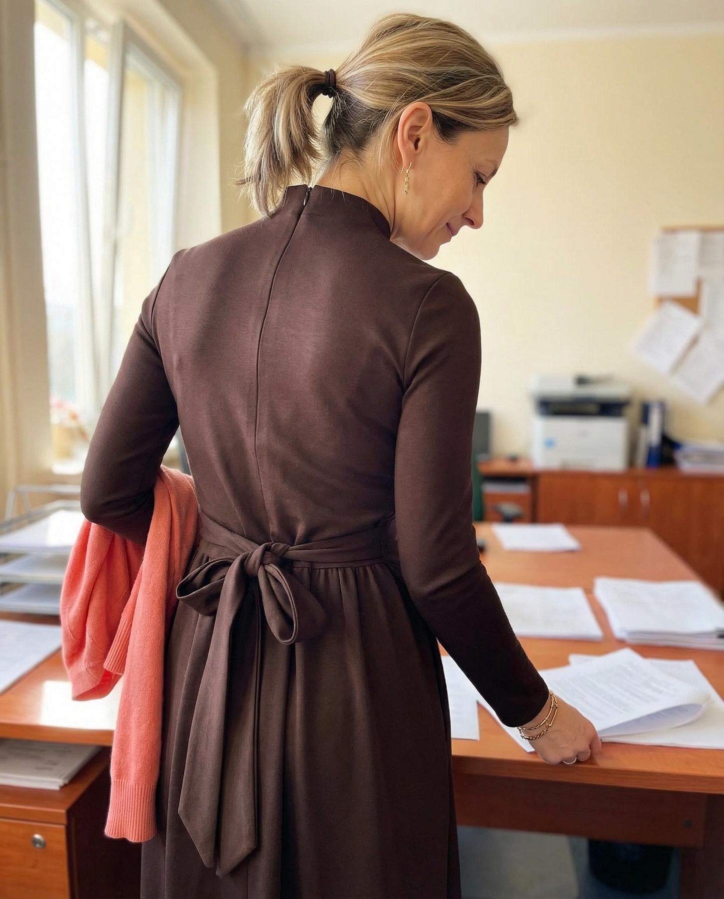 Brązowa sukienka midi z długim rękawem i wiązaniem id:2298