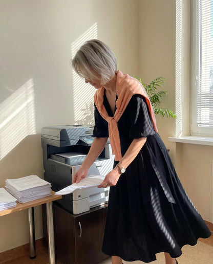 Czarna sukienka elegancka rozkloszowana z wiskozy z bufiastymi rękawami id:962A