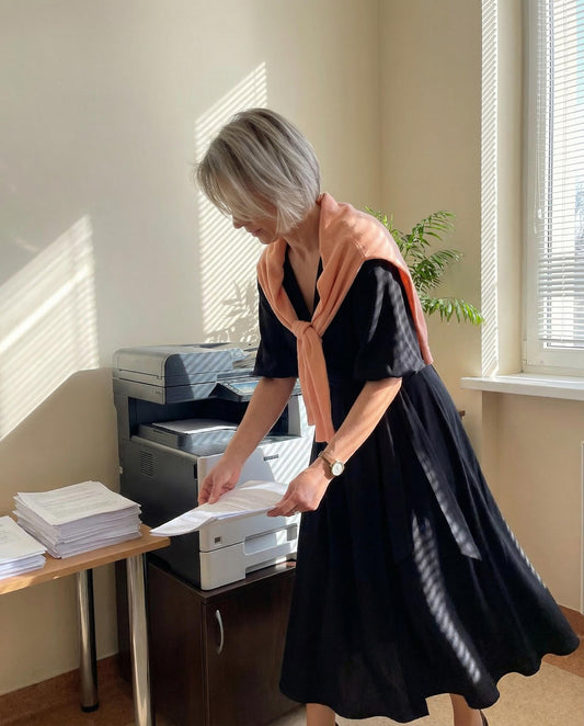 Czarna sukienka elegancka rozkloszowana z wiskozy z bufiastymi rękawami id:962A