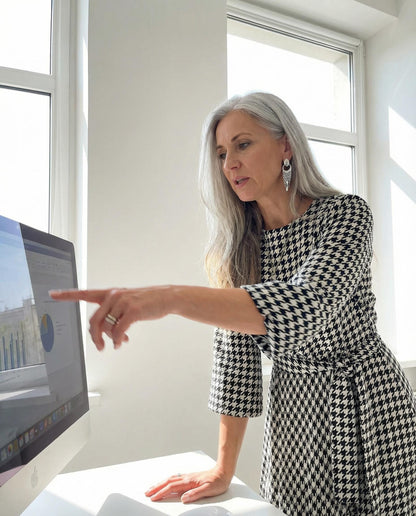 Rozkloszowana sukienka midi z wiskozy w pepitkę z paskiem id:937A