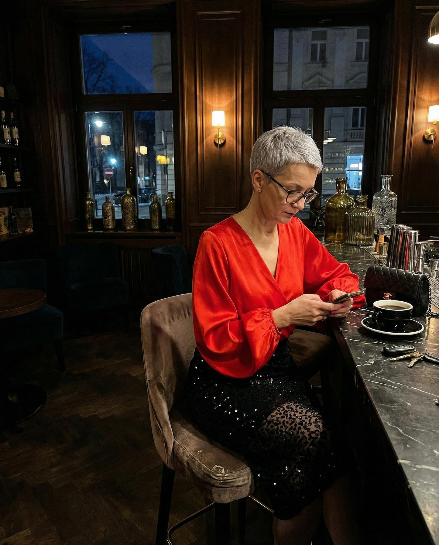 Elegancka sukienka z czerwoną satyną i cekinowym dołem id:2302A