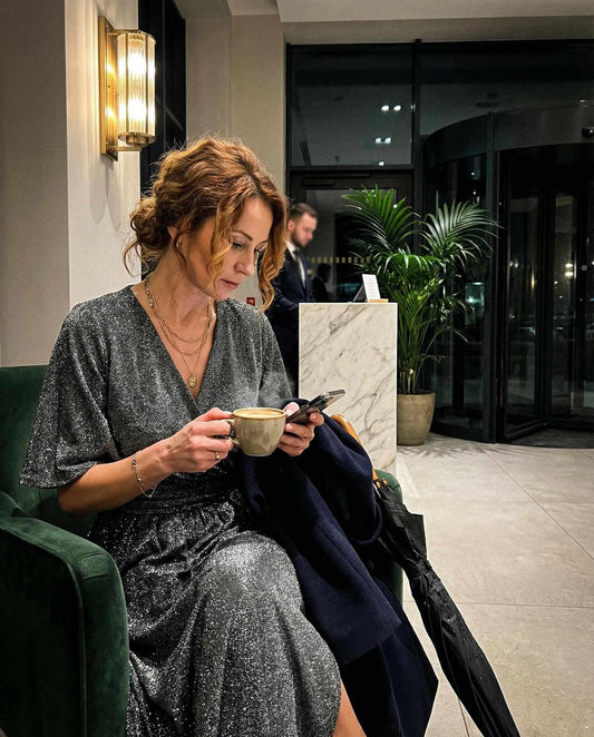 Srebrna sukienka midi z błyszczącą nitką z szerokim pasem id:2273A