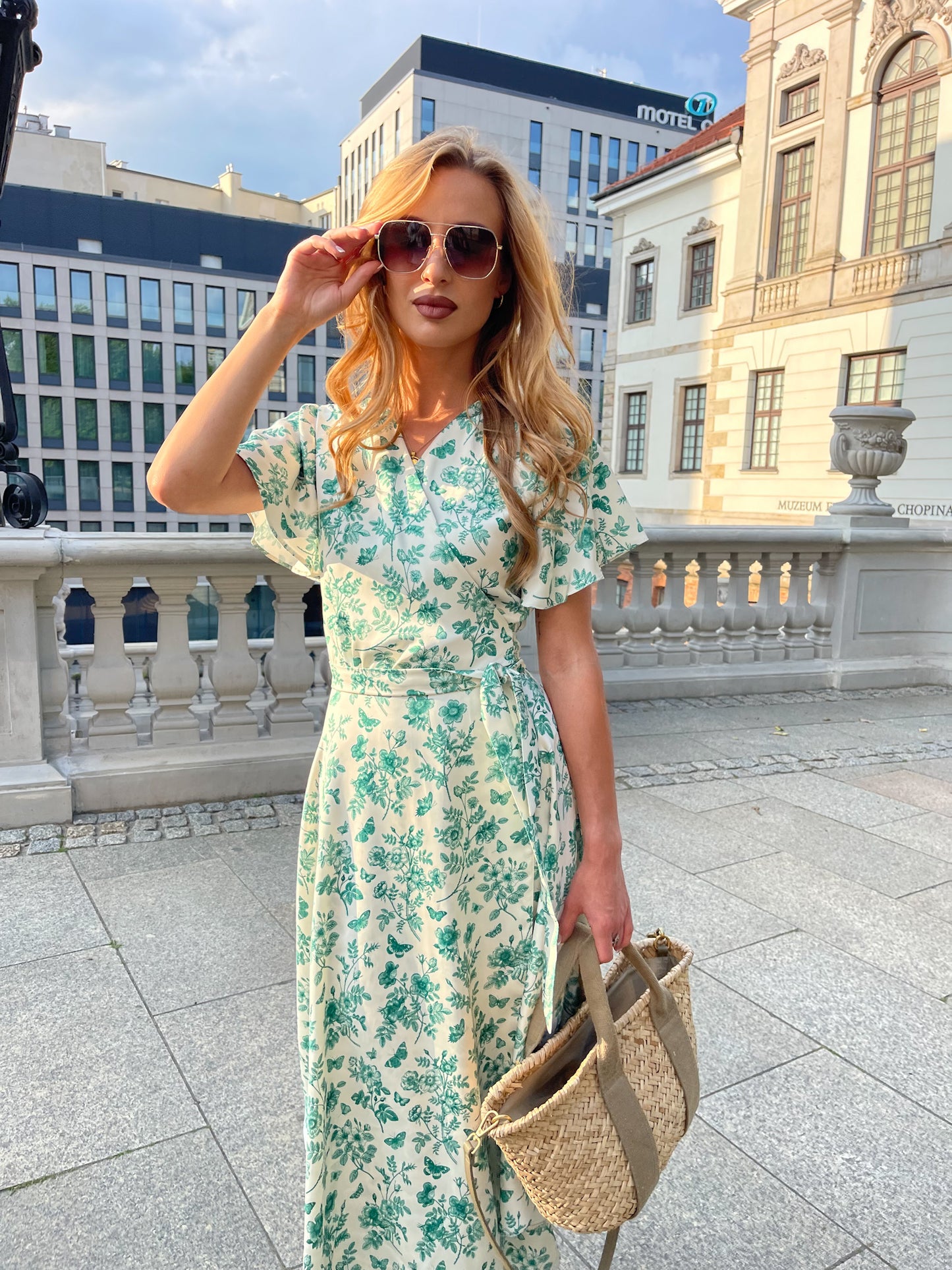 Wiązana satynowa sukienka w zielone kwiaty id:2173