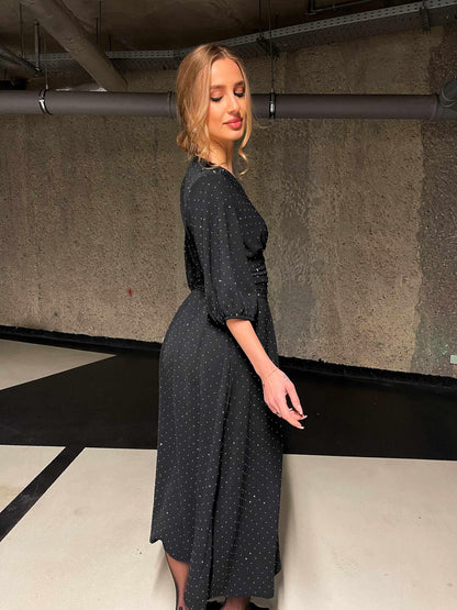 Czarna rozkloszowana sukienka midi z kryształkami szerokim pasem i bufkami id:1740