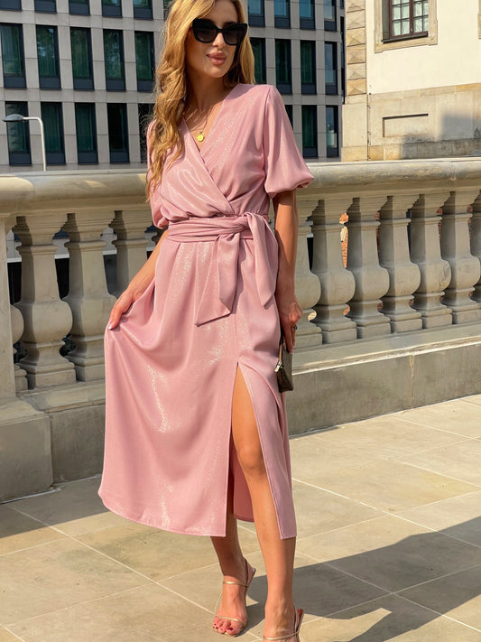 Elegancka rozkloszowana sukienka w kolorze pudrowego różu z brokatem i rozporkiem na nogę id:2170