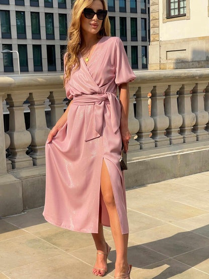 Elegancka rozkloszowana sukienka w kolorze pudrowego różu z brokatem i rozporkiem na nogę id:2170