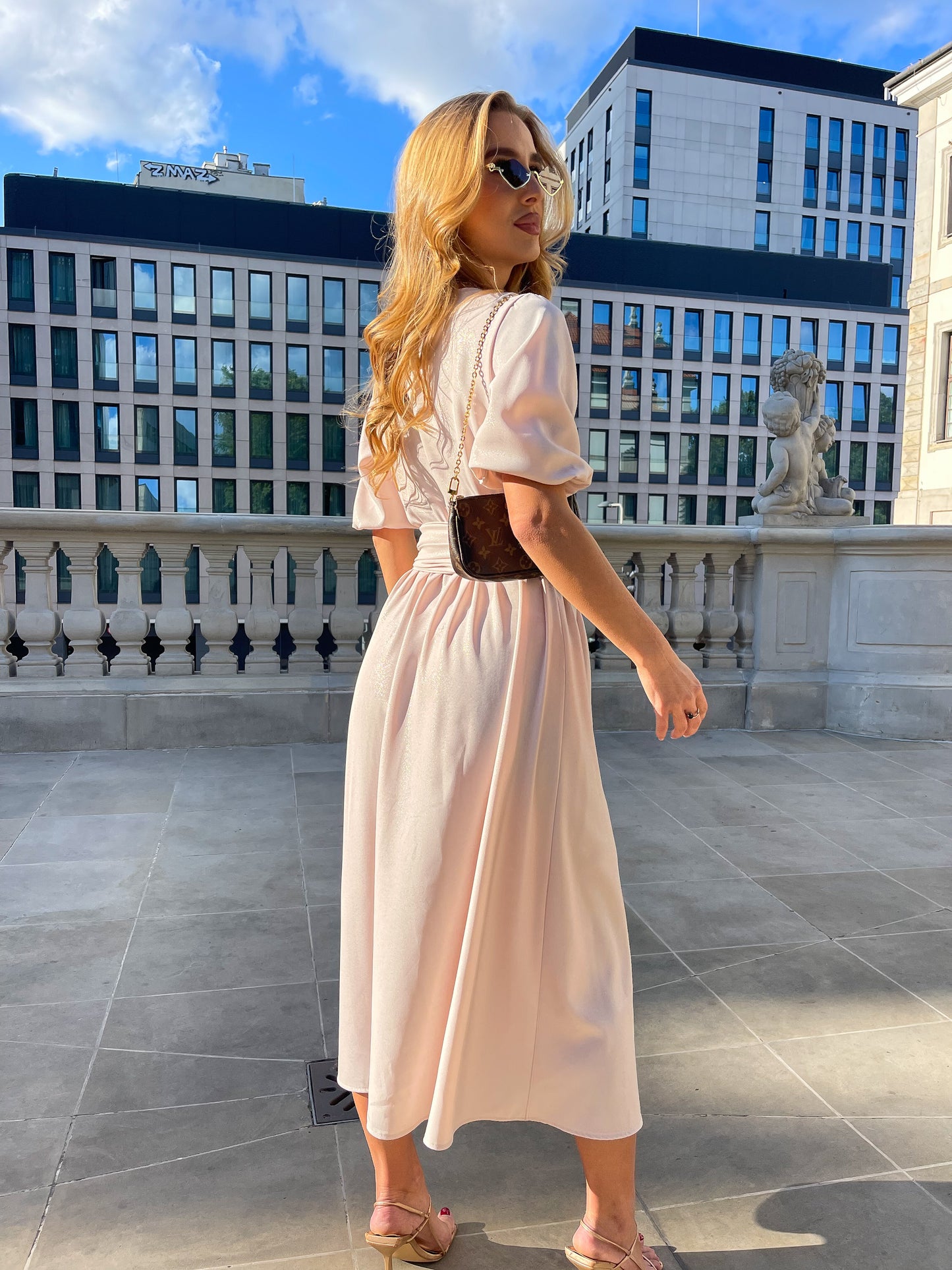 Elegancka rozkloszowana sukienka beżowa z brokatem i rozporkiem na nogę id:2178