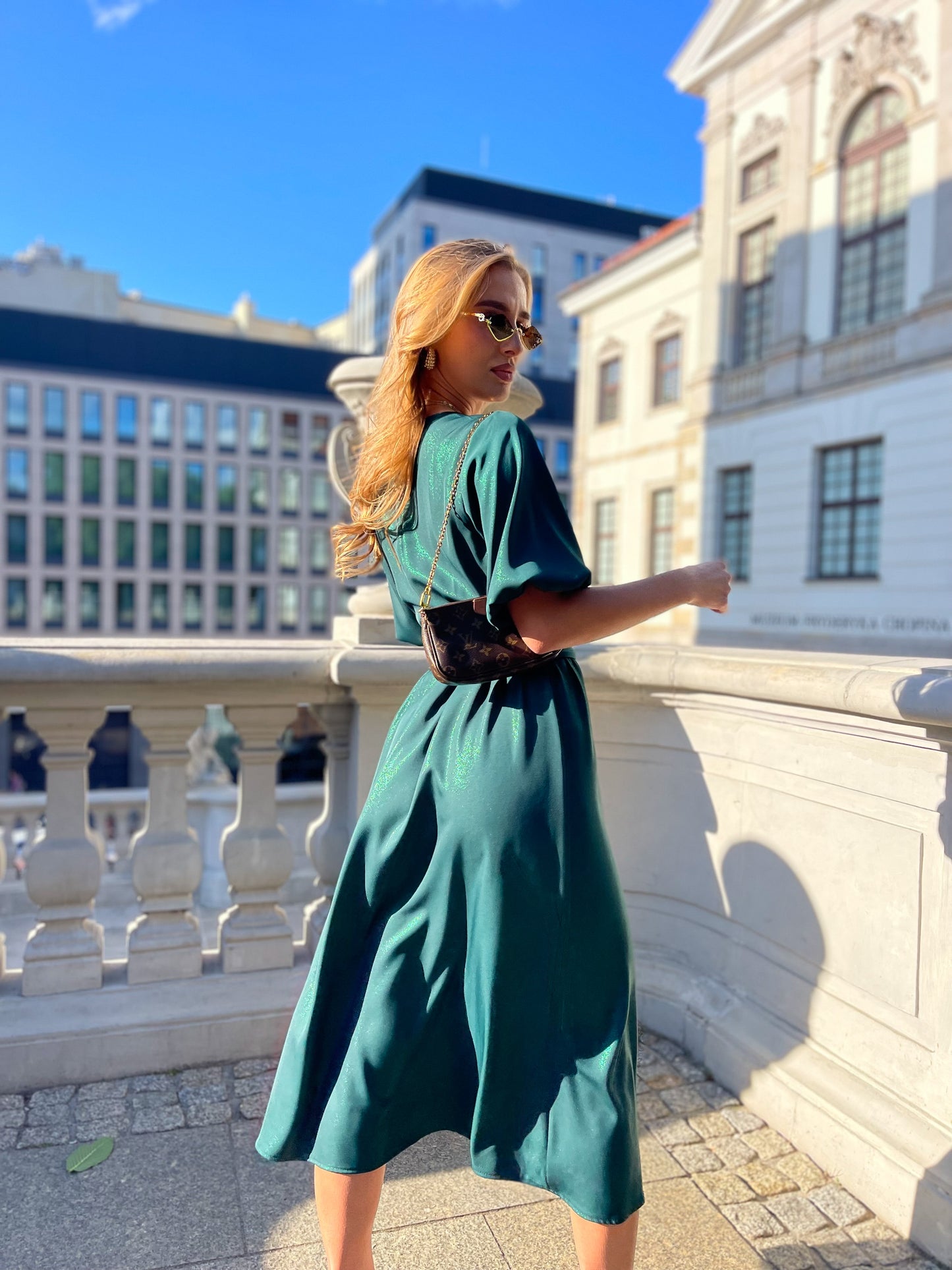 Elegancka rozkloszowana sukienka brokatowa butelkowo zielona i rozporkiem na nogę id:2182